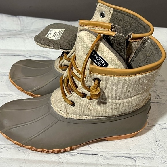 Sperry size 2 salt water boots - Picture 6 of 7